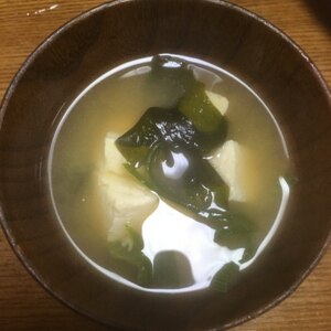 ネギと豆腐とわかめの味噌汁